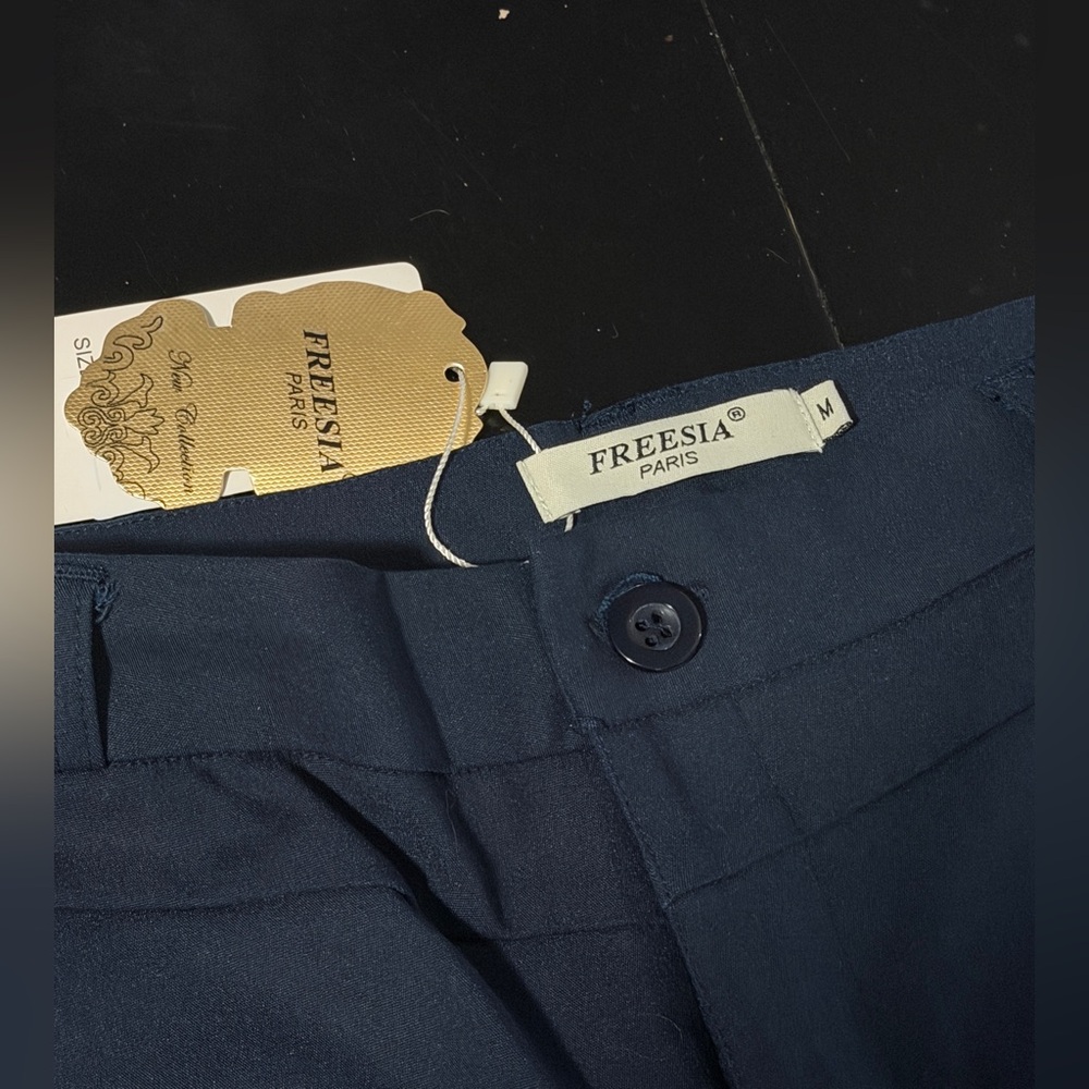 NWT Freesia Paris Navy woman’s suite Pants. Size M.